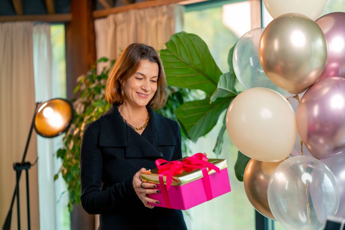 Custom Gifts for Her: TOP 5 Presents Ideas for Women in the United Kingdom